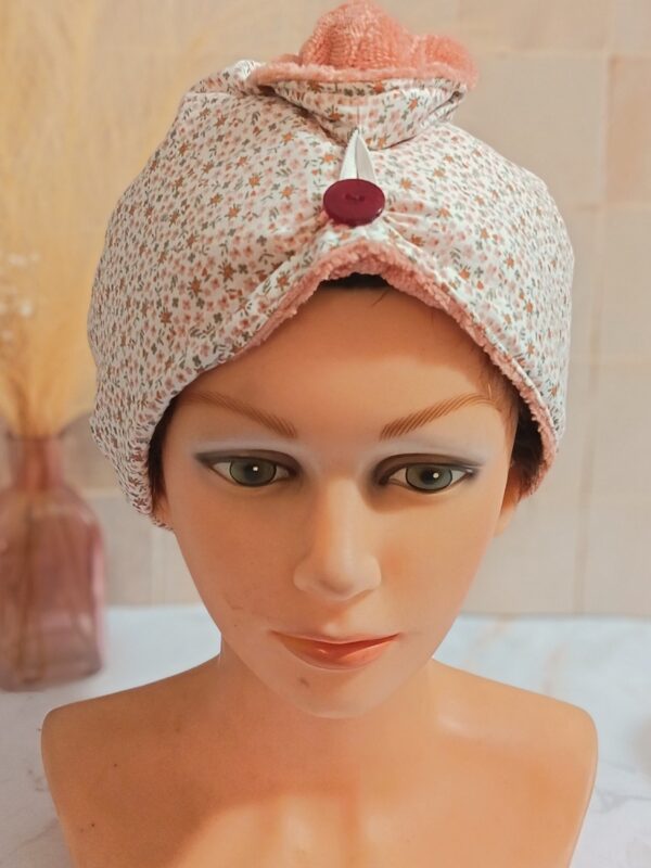 Serviette à cheveux absorbante en bambou couleur pêche, extérieur en tissu fleuri vintage rose et vert avec bouton bordeaux.