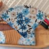 Zoom sur le motif de fleurs bleues et les surpiqûres précises d'une création artisanale Malili_fée.