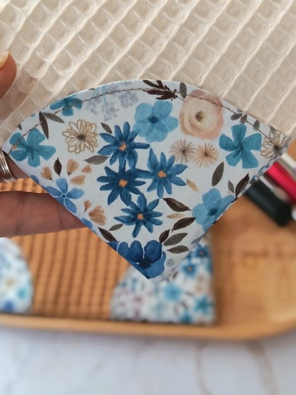 Zoom sur le motif de fleurs bleues et les surpiqûres précises d'une création artisanale Malili_fée.