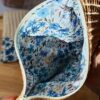 Intérieur d'une pochette de rangement Malili_fée révélant une doublure en coton aux motifs de fleurs bleues.