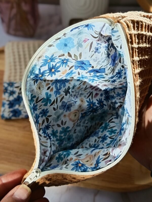 Intérieur d'une pochette de rangement Malili_fée révélant une doublure en coton aux motifs de fleurs bleues.