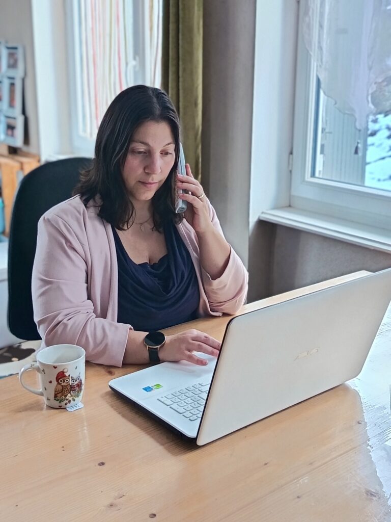 Malili_fée au téléphone devant son ordinateur souriante