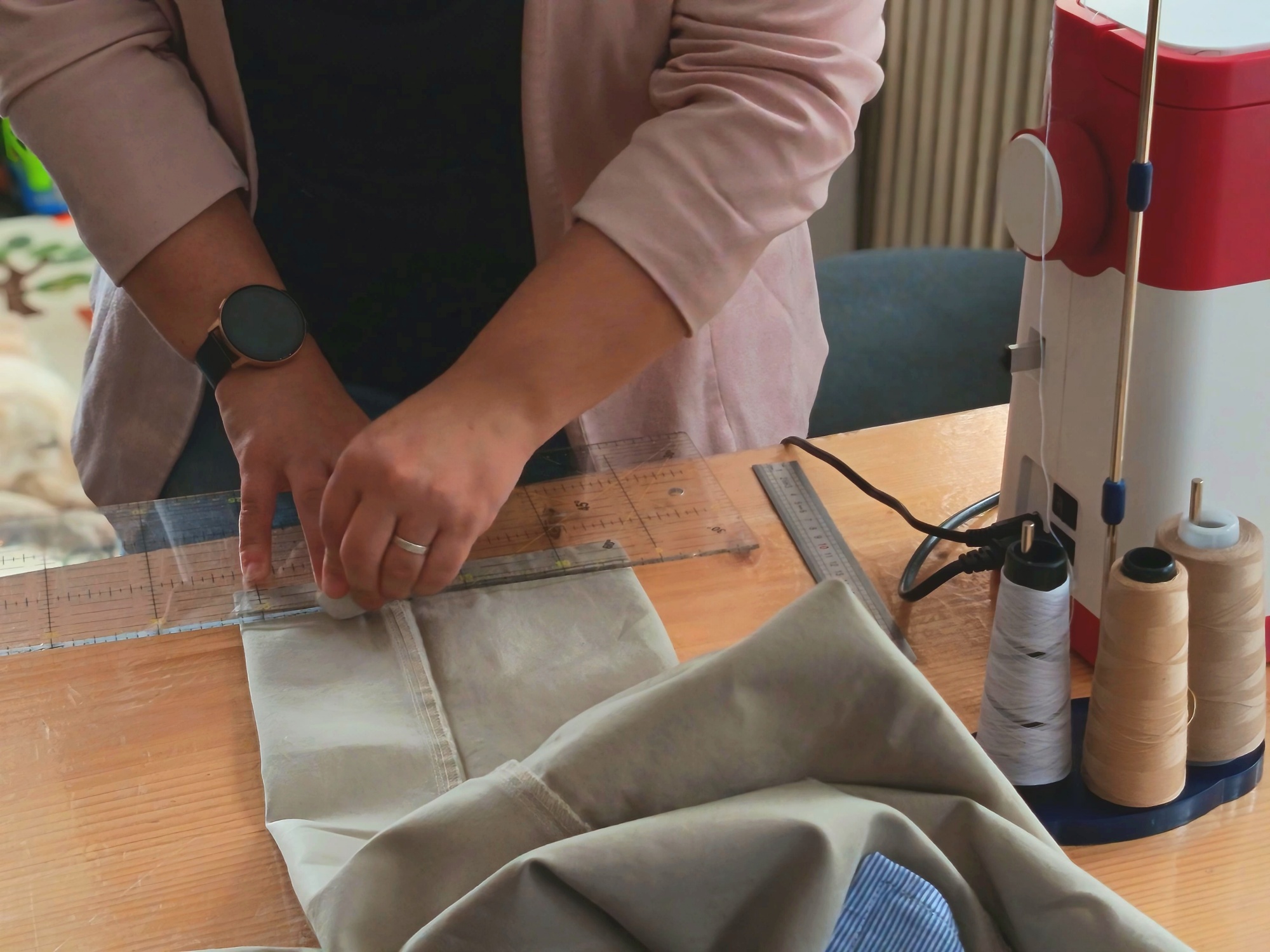 Ma lili_fée qui fait des marquage sur un vêtement