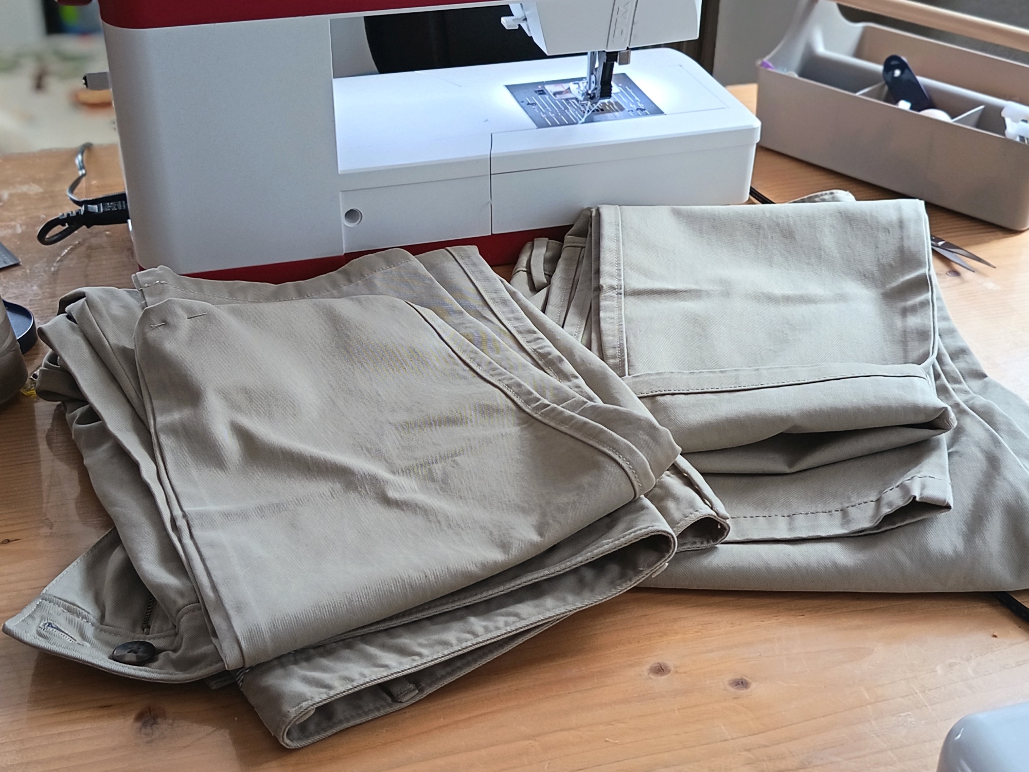 un tas de retouche à faire poser devant la machine à coudre