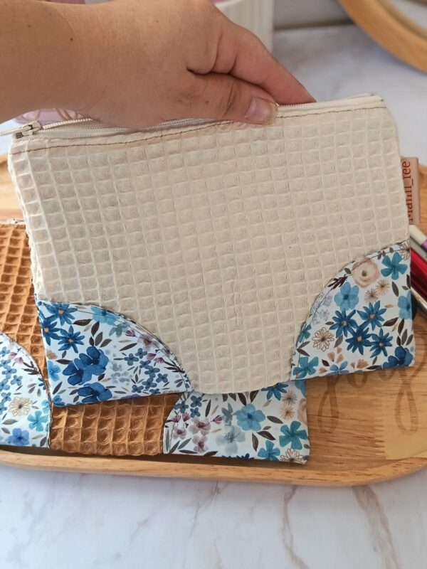 Présentation de la souplesse et de la texture d'une pochette textile éco-responsable.