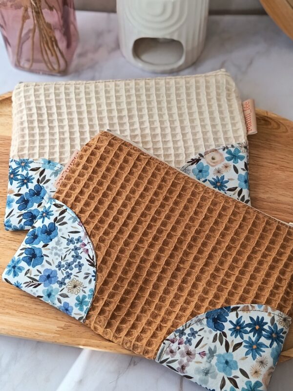 Détail des matières textiles : nid d'abeille ocre et coton imprimé fleuri bleu certifié Oeko-Tex.