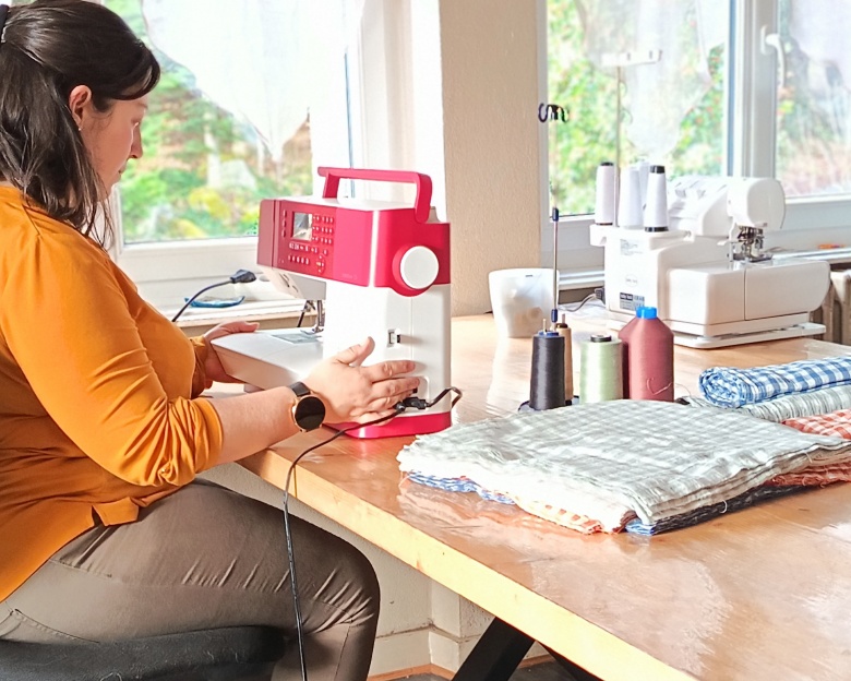 creatrice entrain de coudre des accessoires en double gaze vichy