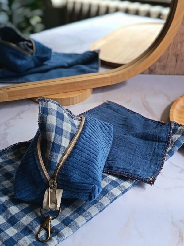 Kit mouchoirs zéro déchet Malili_fée coloris Bleu : un étui nomade en velours côtelé bleu avec mousqueton et ses deux mouchoirs assortis en double gaze vichy dépliés.