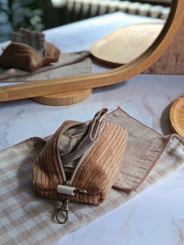 Kit mouchoirs zéro déchet coloris Beige Pastel : un étui nomade en velours côtelé beige avec mousqueton et ses deux mouchoirs artisanaux en double gaze vichy.