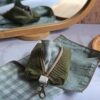 Kit mouchoirs zéro déchet Malili_fée coloris Vert Olive : un étui nomade en velours côtelé vert avec mousqueton et ses deux mouchoirs artisanaux en double gaze vichy.