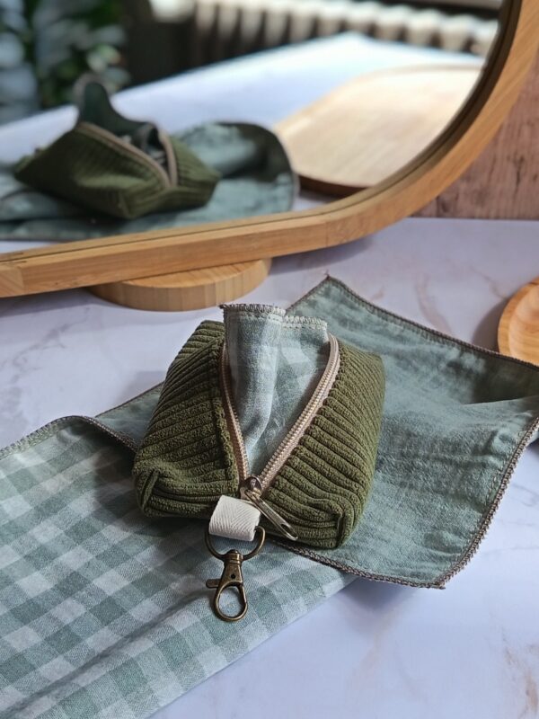 Kit mouchoirs zéro déchet Malili_fée coloris Vert Olive : un étui nomade en velours côtelé vert avec mousqueton et ses deux mouchoirs artisanaux en double gaze vichy.
