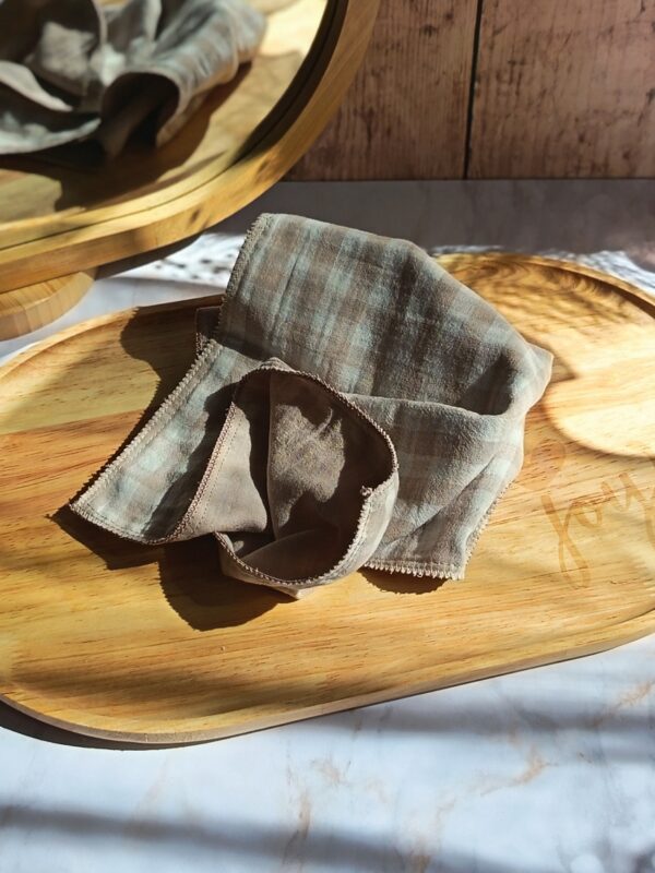 Mouchoir tissu double gaze artisanal Malili_fée déplié, coloris vichy lin, montrant sa finition soignée et sa matière souple.