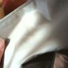 Zoom sur l'envers d'un emballage sandwich en tissu, mettant en valeur la texture lisse et étanche de la doublure intérieure en film EVA blanc certifié pour le contact alimentaire. On aperçoit le détail de la couture de bordure.