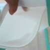 Une main maintient ouvert un sac de congélation lavable en film EVA blanc translucide. La photo montre l'espace intérieur propre et spacieux, prêt à accueillir des légumes, des herbes ou du pain.