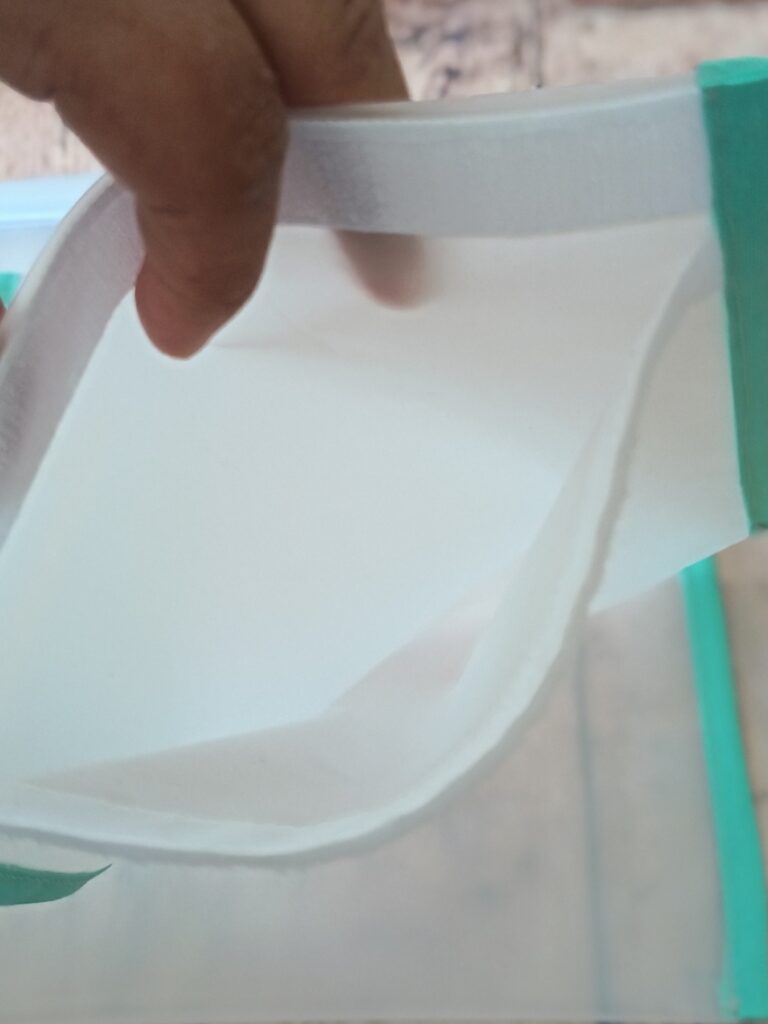 Une main maintient ouvert un sac de congélation lavable en film EVA blanc translucide. La photo montre l'espace intérieur propre et spacieux, prêt à accueillir des légumes, des herbes ou du pain.