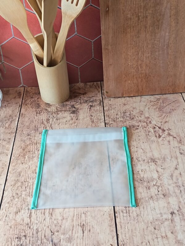 Vue de face du petit sac de congélation réutilisable de taille S ($18 \times 20\text{ cm}$) lavable et imperméable. Idéal pour conserver les petites portions de nourriture au quotidien sans aucun déchet.