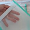 Test de transparence sur un sac de congélation zéro déchet en film EVA sain. La main placée derrière le sachet reste visible, ce qui facilitera l'identification des aliments congelés dans la cuisine.