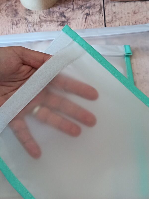 Test de transparence sur un sac de congélation zéro déchet en film EVA sain. La main placée derrière le sachet reste visible, ce qui facilitera l'identification des aliments congelés dans la cuisine.