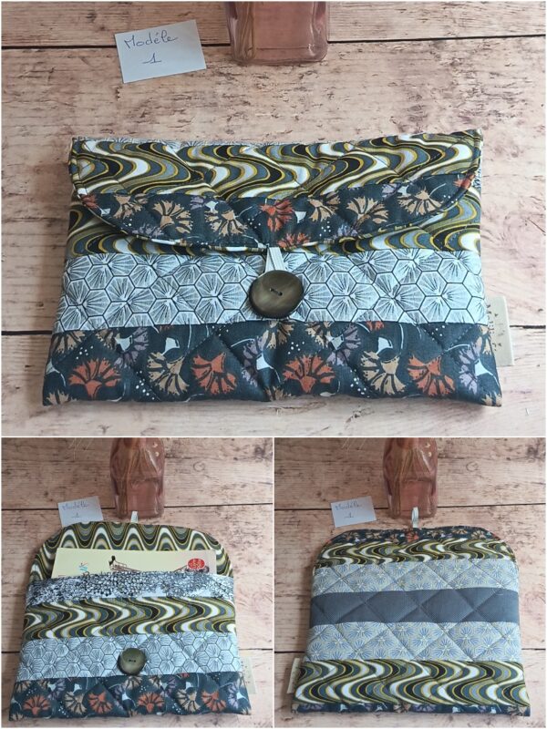 Housse de livre de poche en tissu Modèle 1 gris et doré à motifs vagues, avec livre glissé dans la poche intérieure.