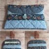 Housse de livre de poche en tissu Modèle 2 aux teintes gris anthracite et motifs éventails, fermée par un bouton textile assorti.