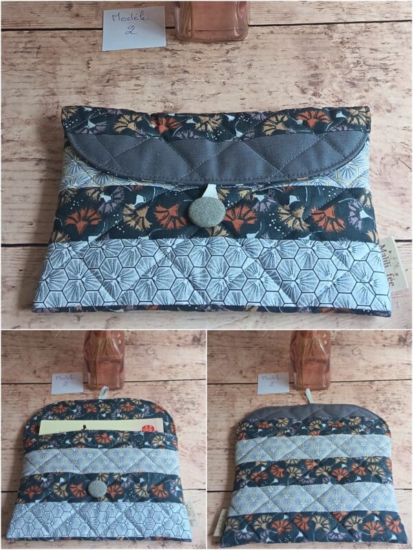 Housse de livre de poche en tissu Modèle 2 aux teintes gris anthracite et motifs éventails, fermée par un bouton textile assorti.