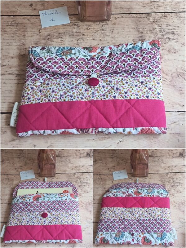 Pochette à livre de poche artisanale Modèle 1 aux imprimés éventails fuchsia, petites fleurs et bouton assorti.