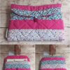 Pochette à livre de poche artisanale Modèle 2 à motifs fleurissants bleu et rose sur rabat avec bande fuchsia.
