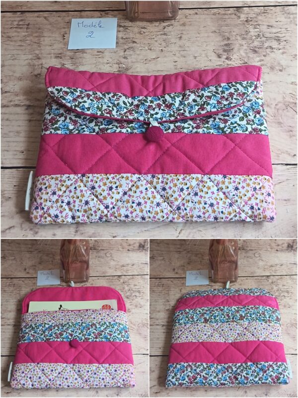 Pochette à livre de poche artisanale Modèle 2 à motifs fleurissants bleu et rose sur rabat avec bande fuchsia.