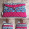 Pochette à livre de poche artisanale Modèle 4 en patchwork géométrique turquoise, fuchsia et fleuri avec bouton gravé.