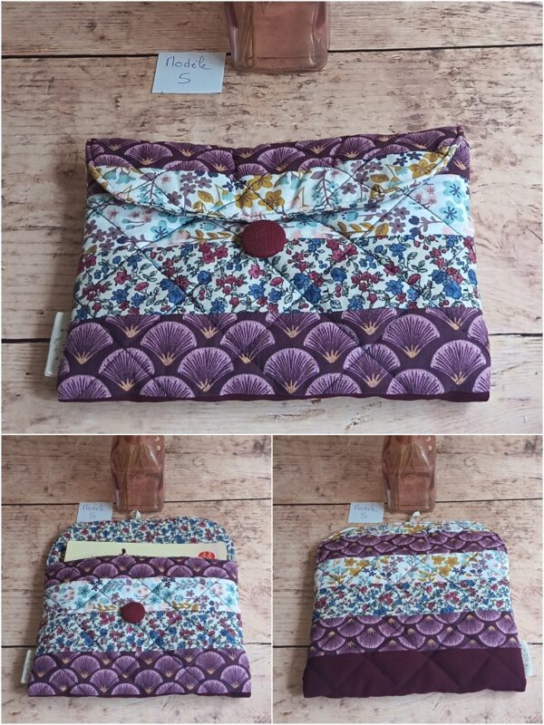 Pochette à livre de poche artisanale Modèle 5 à motifs d'éventails ginkgo prune et semis de petites fleurs bleues.