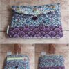 Pochette à livre de poche artisanale Modèle 6 matelassée aux nuances prune, rose et gris avec bouton recouvert.