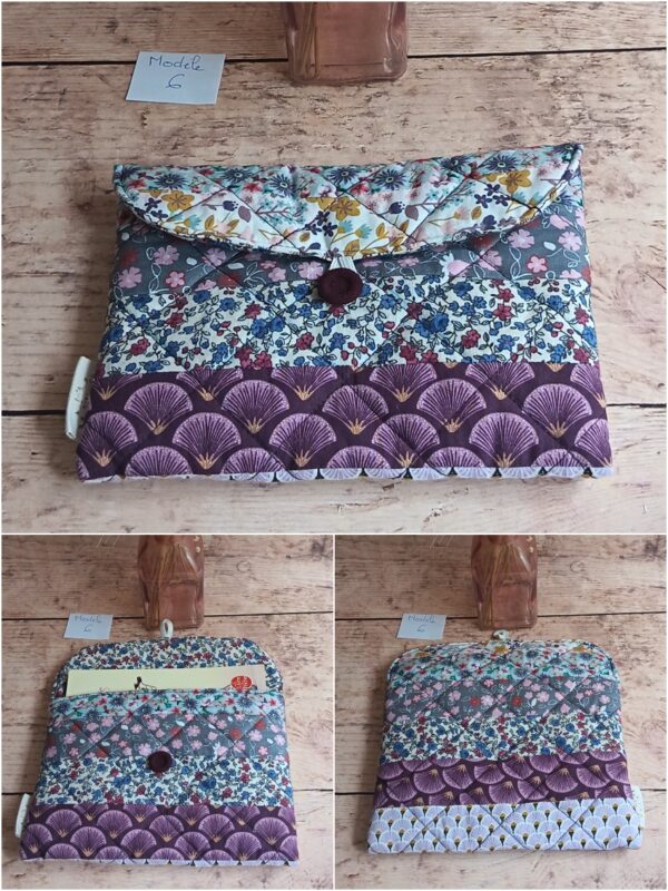 Pochette à livre de poche artisanale Modèle 6 matelassée aux nuances prune, rose et gris avec bouton recouvert.
