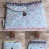 Pochette à livre de poche artisanale Modèle 7 rose poudré à motifs paquerettes, fleurs de cerisier et bouton en bois.