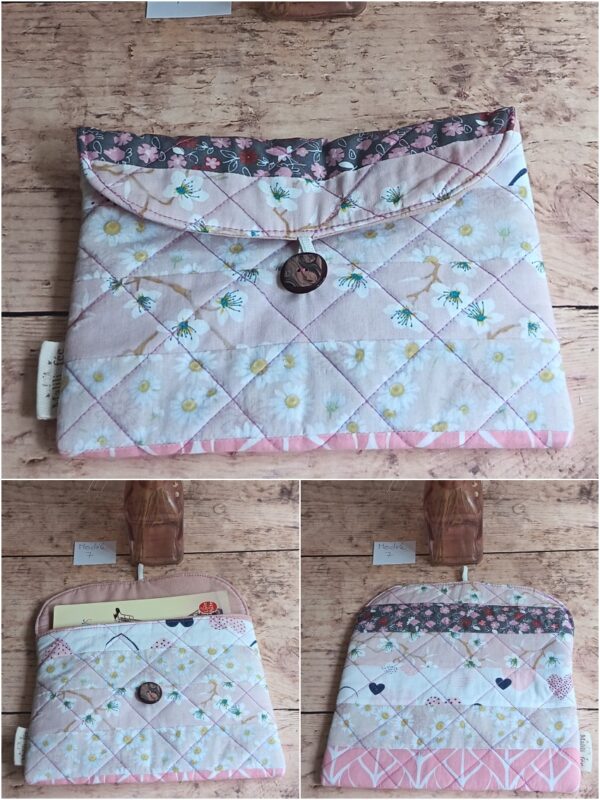 Pochette à livre de poche artisanale Modèle 7 rose poudré à motifs paquerettes, fleurs de cerisier et bouton en bois.