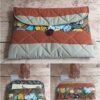 Pochette à livre de poche écoresponsable Modèle 1 matelassée terracotta, avec patchwork animaux de la jungle et fermeture bouton.