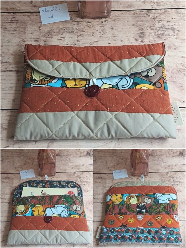 Pochette à livre de poche écoresponsable Modèle 1 matelassée terracotta, avec patchwork animaux de la jungle et fermeture bouton.