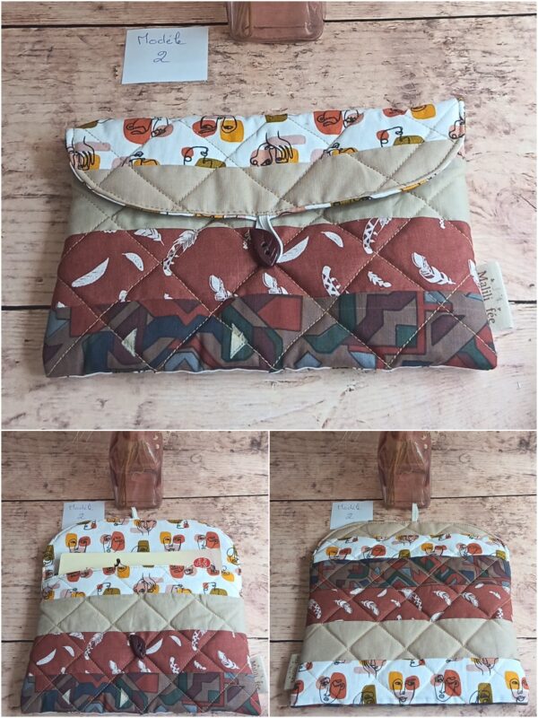 Pochette à livre de poche écoresponsable Modèle 2 matelassée terracotta et beige, à motifs visages abstraits et plumes.