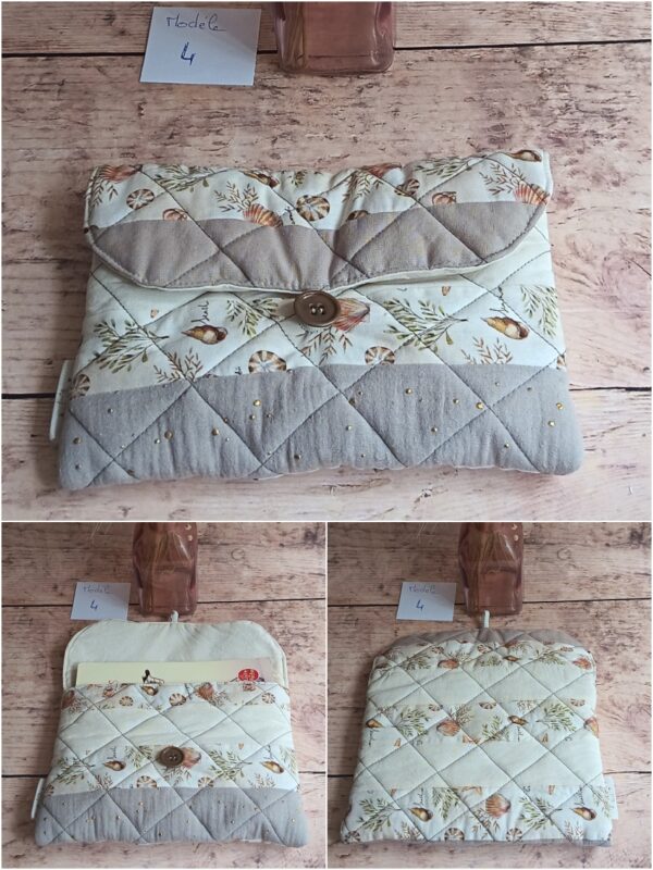 Pochette à livre de poche écoresponsable Modèle 4 matelassée beige et naturelle, ornée de motifs coquillages et éléments marins.