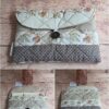 Pochette à livre de poche écoresponsable Modèle 5 matelassée beige, combinant motifs coquillages et bande à pois taupe.
