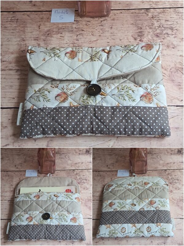Pochette à livre de poche écoresponsable Modèle 5 matelassée beige, combinant motifs coquillages et bande à pois taupe.