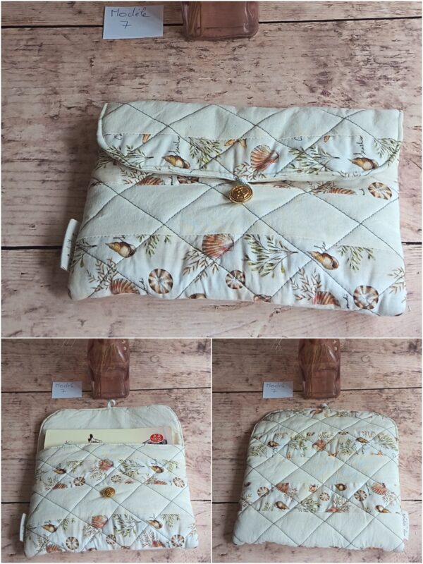 Pochette à livre de poche écoresponsable Modèle 7 matelassée écru et beige, motif marin coquillages avec bouton doré.