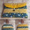Pochette à livre de poche en tissu Modèle 2 avec imprimé éventails japonais jaunes, fleurs bleues et bouton en bois.