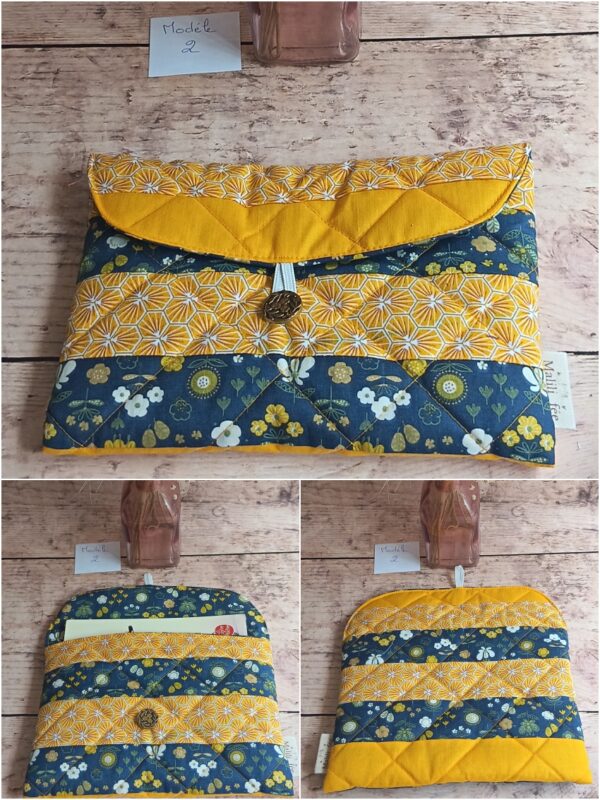 Pochette à livre de poche en tissu Modèle 2 avec imprimé éventails japonais jaunes, fleurs bleues et bouton en bois.