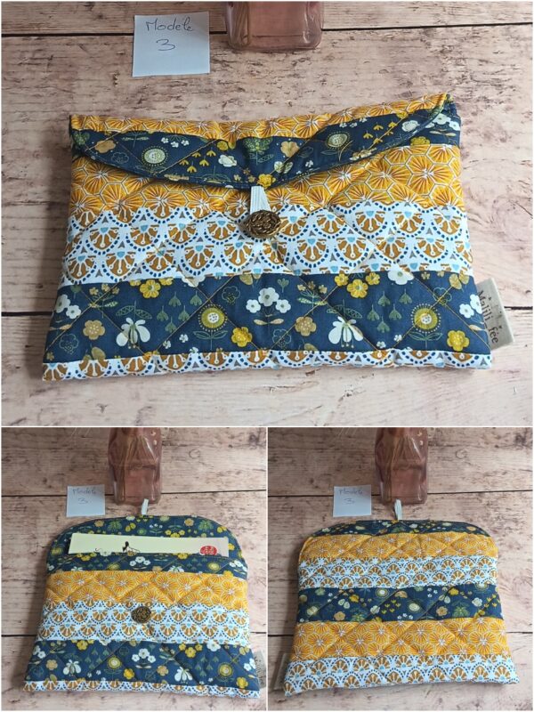 Pochette à livre de poche en tissu Modèle 3 matelassée aux motifs d'arcades rétro, fleurs bleues et rabat à bouton.
