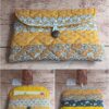 Pochette à livre de poche en tissu Modèle 4 aux imprimés floraux vintage et éventails avec doublure jaune vif.