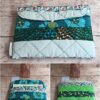 Pochette à livre de poche faite main Modèle 2 aux imprimés floraux vert canard, motifs mosaïque et détails vert pomme au dos.