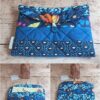 Pochette à livre de poche Modèle 1 en patchwork de tissus matelassés bleus : motifs bandana, éventails japonais et fleurs colorées, vue ouverte et fermée.