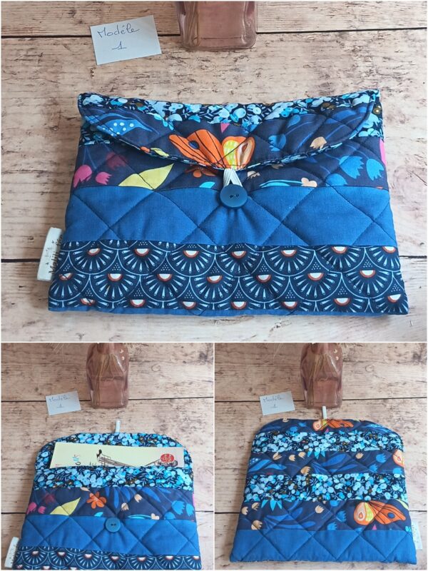 Pochette à livre de poche Modèle 1 en patchwork de tissus matelassés bleus : motifs bandana, éventails japonais et fleurs colorées, vue ouverte et fermée.