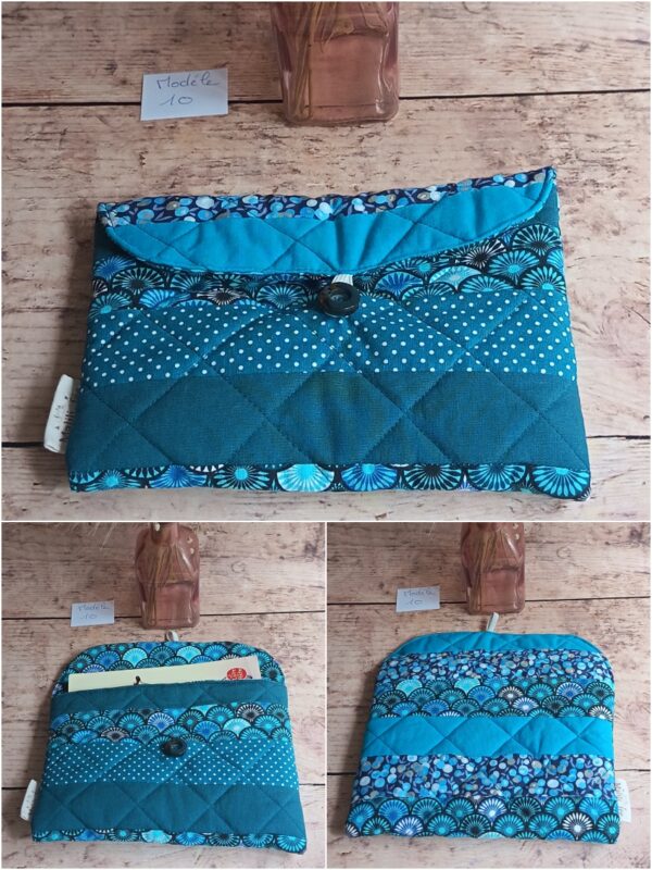 Pochette à livre de poche Modèle 10 en coton matelassé turquoise et bleu, ornée d'un patchwork de motifs d'éventails japonais et petits pois.