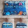 Pochette à livre de poche Modèle 2 associant un tissu vagues japonaises bleu roi et un motif grandes fleurs bleues et oranges, matelassé.